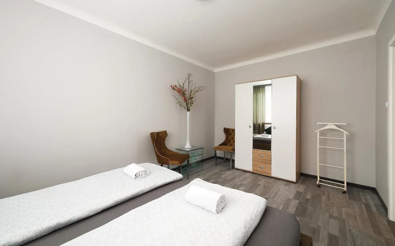 Apartament Rare Hidden 1Bd Gem On Shopping Street Near Schoenbrunn W Lift Access Wiedeń Austria
